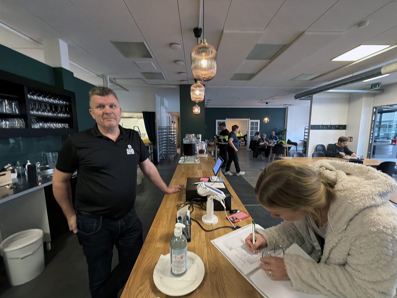 Lounasravintola Makian Janne Talvensaari pelkää parkkipaikkojen vähenemisen vaikuttavan lounasasiakkaisiin. Satakunta asiakasta tulee autoilla arkisin syömään Kauppakadun ravintolaan.