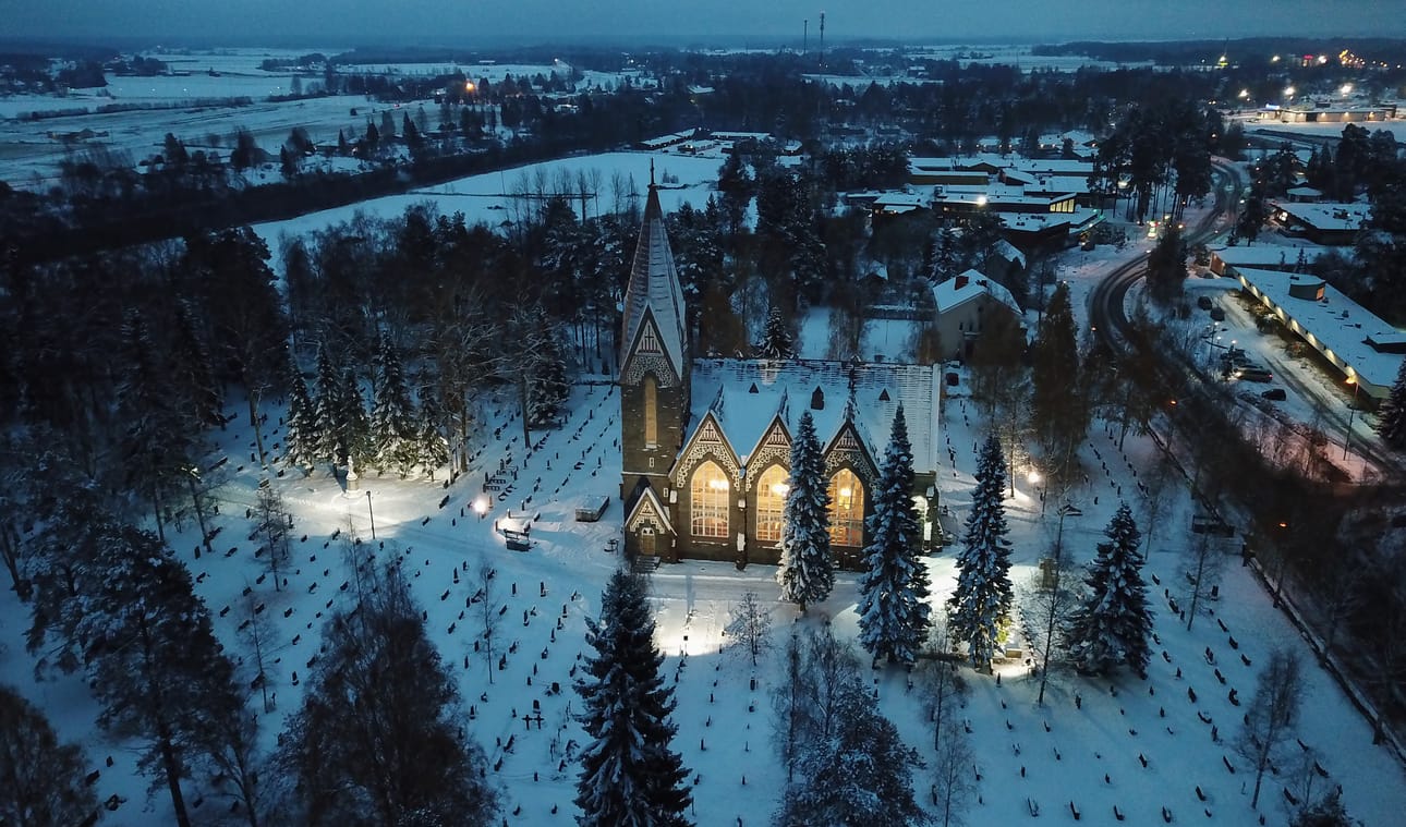 Esityksen mukaan Kauhavan seurakunnan nimi pysyy nykyisessä muodossaan liitoksen jälkeen. Laajentuneessa seurakunnassa olisi viisi kirkkoa, muun muassa kuvassa oleva Alahärmän kirkko.