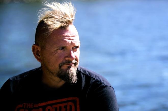 – Kun kirjoittaa laulun tällaisesta uskonnonomaisesta aiheesta, niin totta kai kuulee heti sitä, kuinka meidän seura on paljon parempi, useita kannatuslauluja tehnyt Klamydian Vesku Jokinen sanoo. ARKISTOKUVA: OUTI NEUVONEN