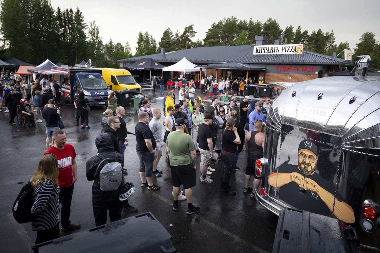 Yleisöä tapahtuma-alueella lauantaina ukkoskuuron jälkeen.