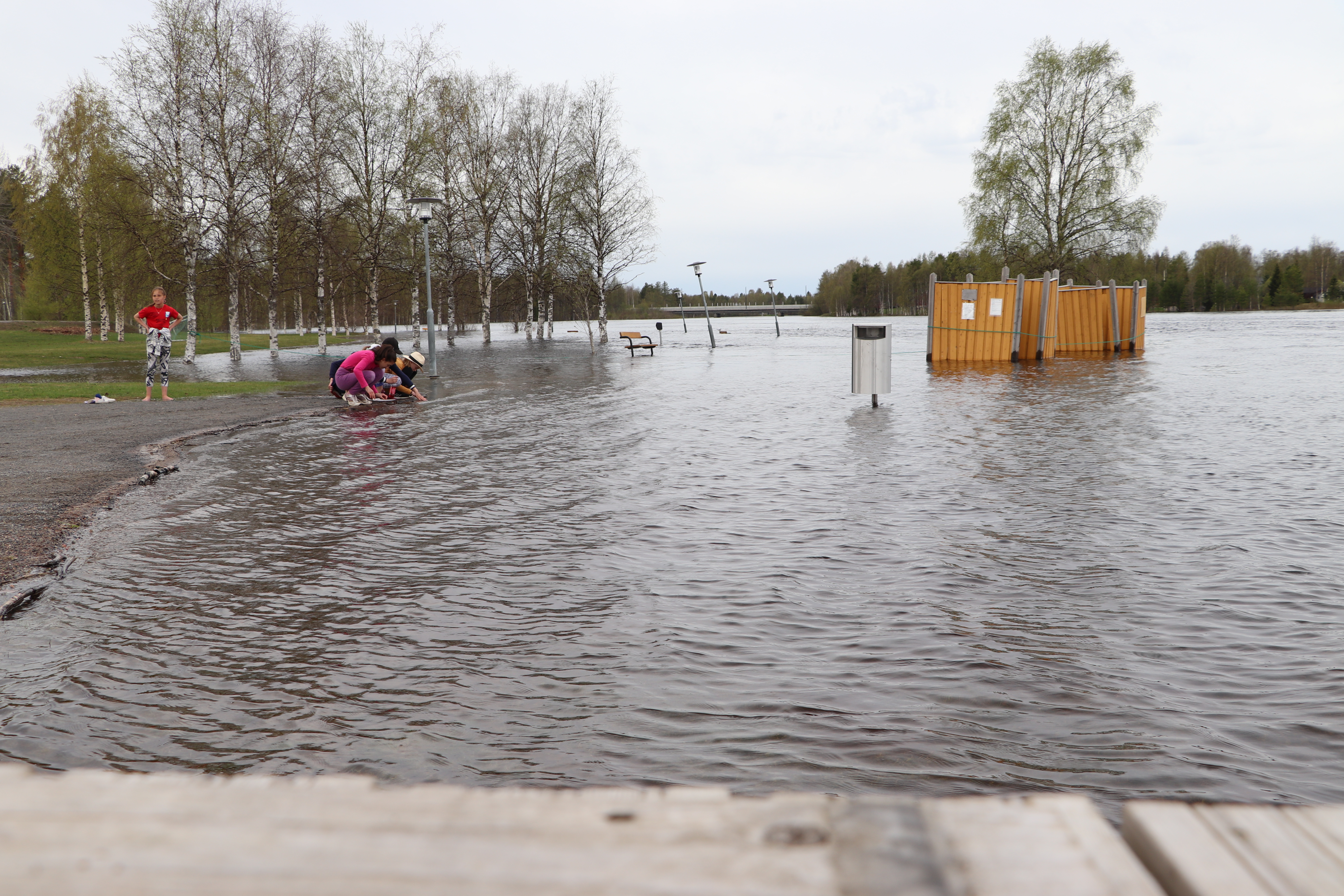 Rajamaan rannassa rantareitti jäi veden alle ja uimakopit jouduttiin kiinnittämään puihin. Hirsikampuksen 5 A luokka pääsi käymään rannassa.