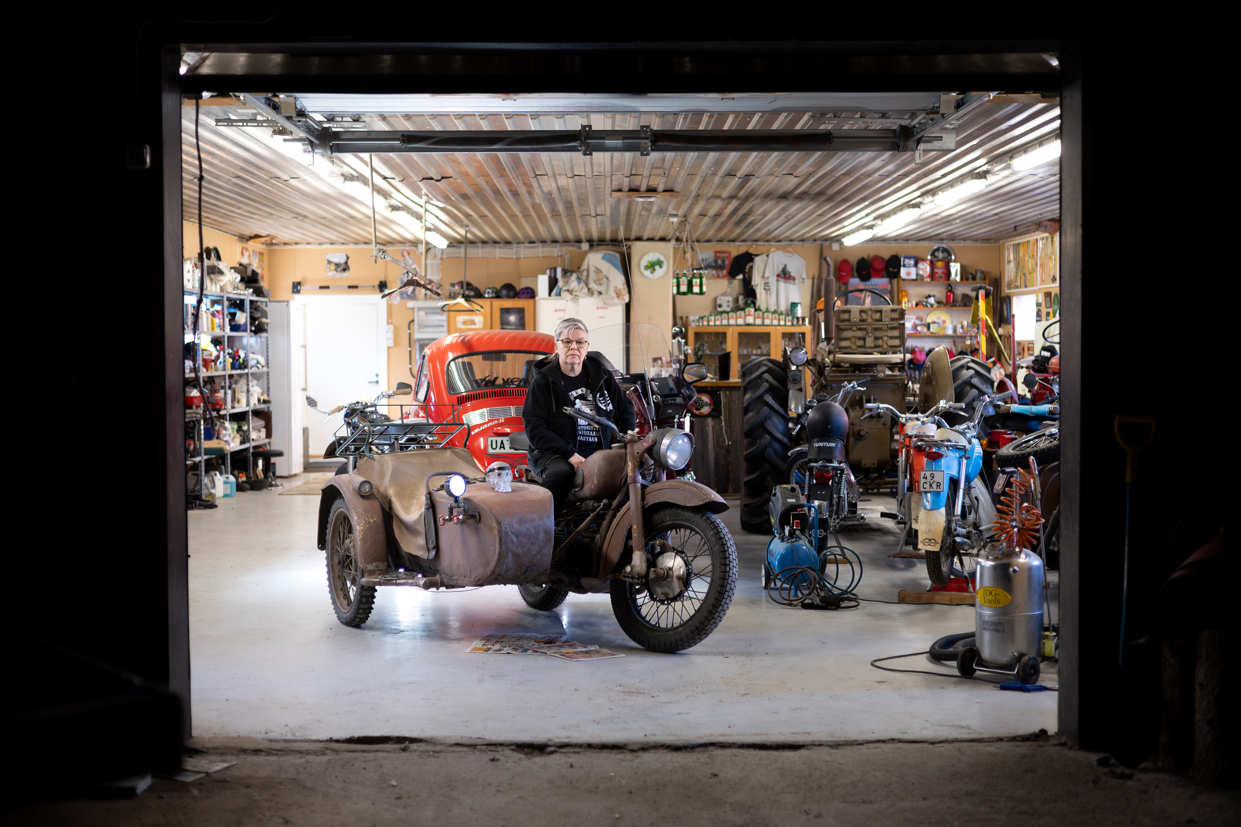 "Siinä maalliset murheet unohtuvat" – Sari Poromaa kunnostaa 70 vuotta vanhaa rottapyörää