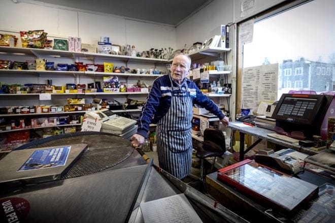 Kauppias Esko Saarelle kyläkaupan pito on elämäntapa. Meneviä tuotteita ovat jauheliha ja muut lihat. Mies täyttää pian 85 vuotta. KUVAT: MATTI HAUTALAHTI