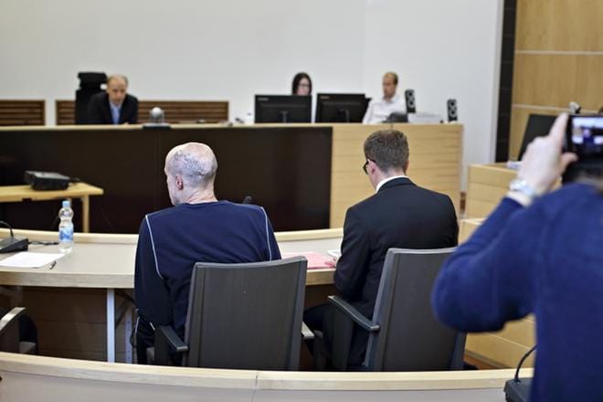 Murhasta, kahdesta murhan yrityksestä sekä tuhotyöstä syytettyä amerikkalaismiestä kuullaan oikeudessa torstaina. KUVAT: KARI LÖFHJELM