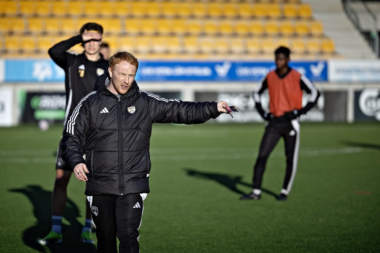 Stevie Grieve on valmentanut SJK:ssa kaudesta 2023, jolloin tämä aloitti ykkösliigassa pelaavan SJK Akatemian päävalmentajana ja siirtyi sitten valmentamaan liigajoukkuetta.