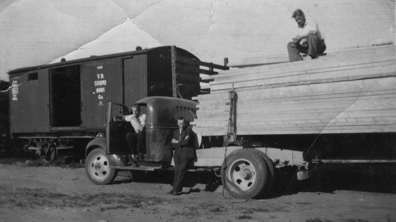 Kantolan veljesten lautakuorma Oulussa 1939. Vas. Veikko, Kalle ja ylhäällä Jussi.