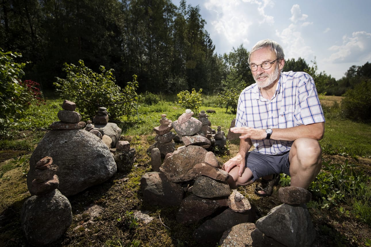 Mökin kasvimaalta nousee kiviä tasaiseen tahtiin. Niistä saa tehtyä taiteellisia kasoja, jotka tosin ovat täysin luonnon ja lastenlasten armoilla.