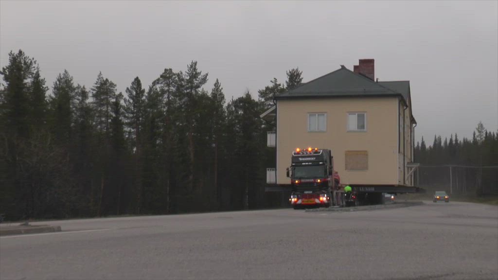 Iso talo siirtyy pitkin maantietä
