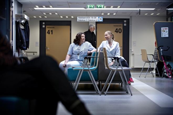 Sisätautipoliklinikan osastonhoitaja Minna Punkari sekä sisätautien ja endokrinologian erikoislääkäri, diabetologi Sari Risku ovat iloisia uudesta diabeteskeskuksesta Seinäjoen keskussairaalassa. KUVA: TOMI KOSONEN