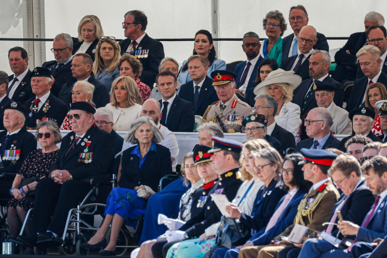 Normandian maihinnousun muistojuhlallisuuksiin osallistuvat muun muassa Ranskan presidentti Emmanuel Macron ja Britannian kuningas Charles. LEHTIKUVA / AFP