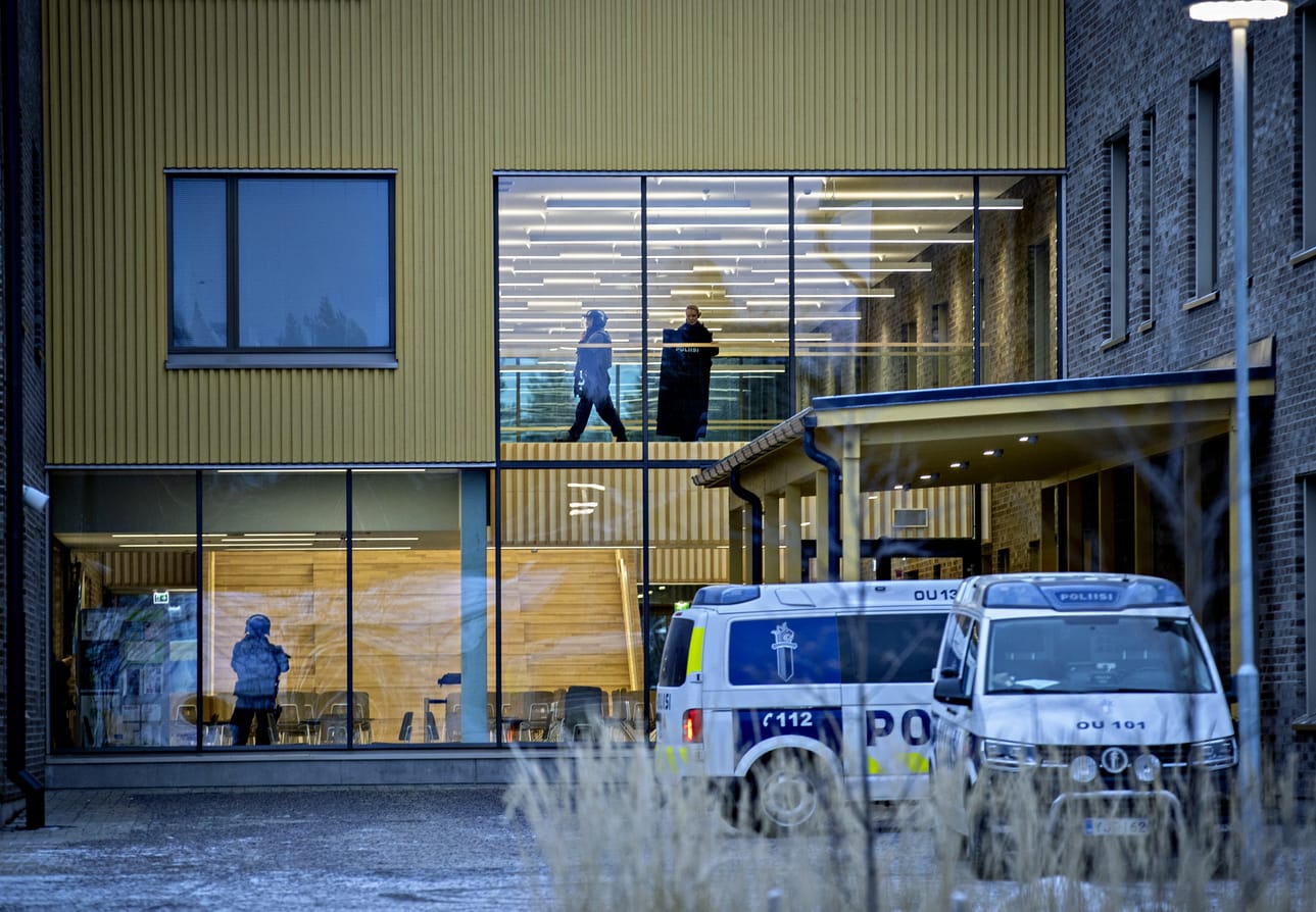 Poliisit tutkivat Kiiminkipuiston koulun tilat torstaina iltapäivällä.