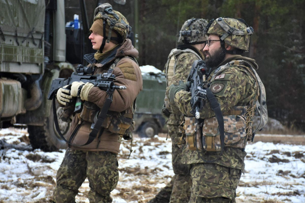 Yhdysvaltalaismedian mukaan parituhatta sotilasta lähetetään Yhdysvalloista Puolaan ja Saksaan. Yhdysvaltain puolustusministeriön välittämä kuva Naton joukkoihin kuuluvista sotilaista on sotaharjoituksesta Saksasta tammikuulta. LEHTIKUVA / AFP