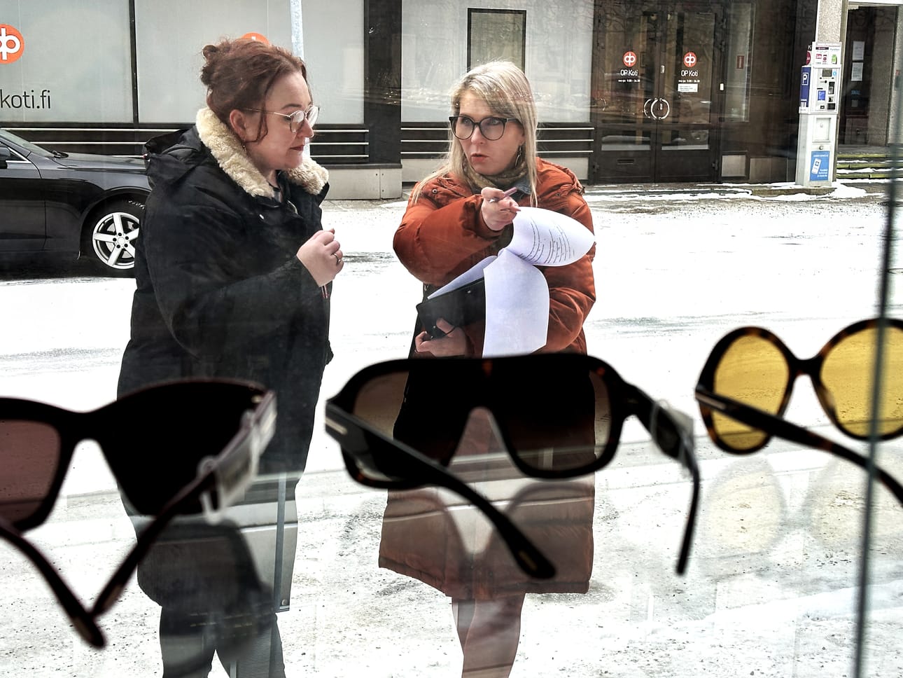 Into Seinäjoki kutsui visualistit Salla Havilehdon (vas.) ja Heidi Lehdon opastamaan yrittäjiä näyteikkunoiden somistamisessa.