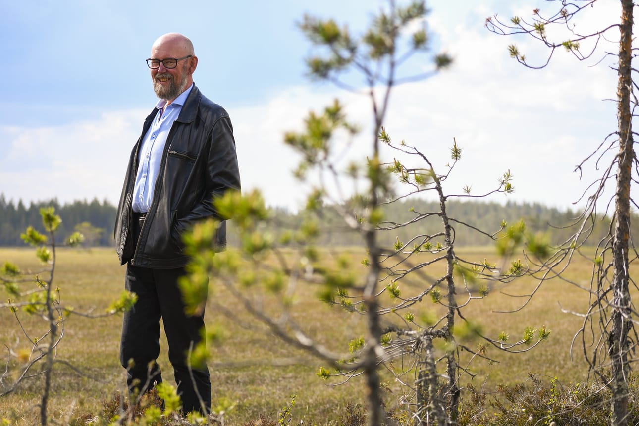 Esko Valtaoja on tottunut kuvattava. Hän kertoo, että eläkkeelläkin on vielä 200 esiintymistä vuodessa.