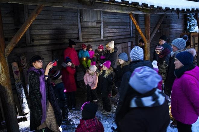 Amanuenssi-museolehtori Kirsi Hänninen veti opastetun joulukierroksen, jonka varrella etsittiin tonttuja ja kuultiin tarinoita. Kierroksen kruunasi jouluinen kitaramusiikki. KUVAT: MATTI HAUTALAHTI