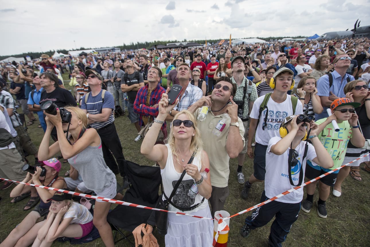 Lentonäytös keräsi Oulunsaloon tuhansia katsojia lauantaina.