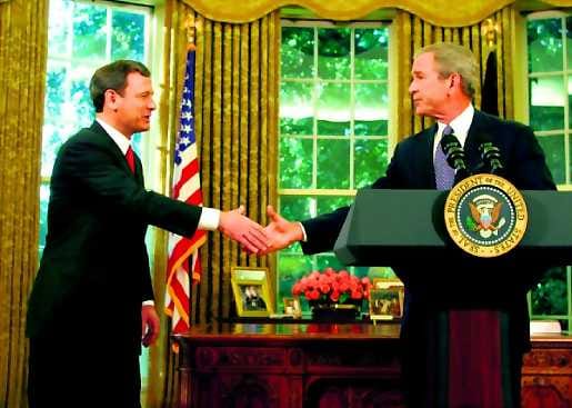 Luottomies. Presidentti George W. Bush kätteli John Robertsia (vas.) nimitettyään tämän ehdokkaakseen korkeimman oikeuden puheenjohtajaksi Valkoisessa talossa maanantaina.