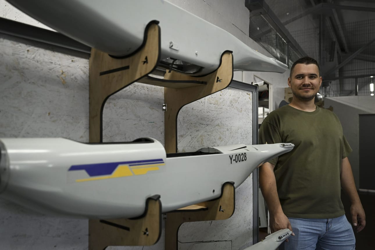 Airlogix valmistaa Ukrainan valtion sopimuksella itse suunnittelemaansa tiedusteluun ja tulenjohtoon soveltuvaa lennokkia, jota käytetään muun muassa Ukrainan vastahyökkäyksessä. LEHTIKUVA / EMMI KORHONEN