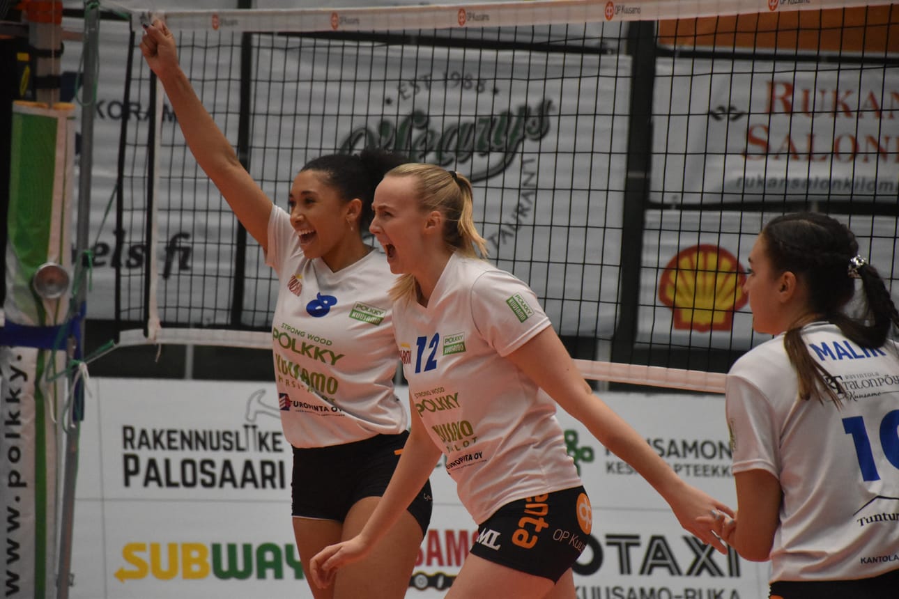 Pölkky Kuusamo antoi kylmää kyytiä Kuusamossa vierailleelle Nurmon Jymy Volleylle. Tai Bierria (vas.), Linda Andersson ja Polina Malik tuulettavat.