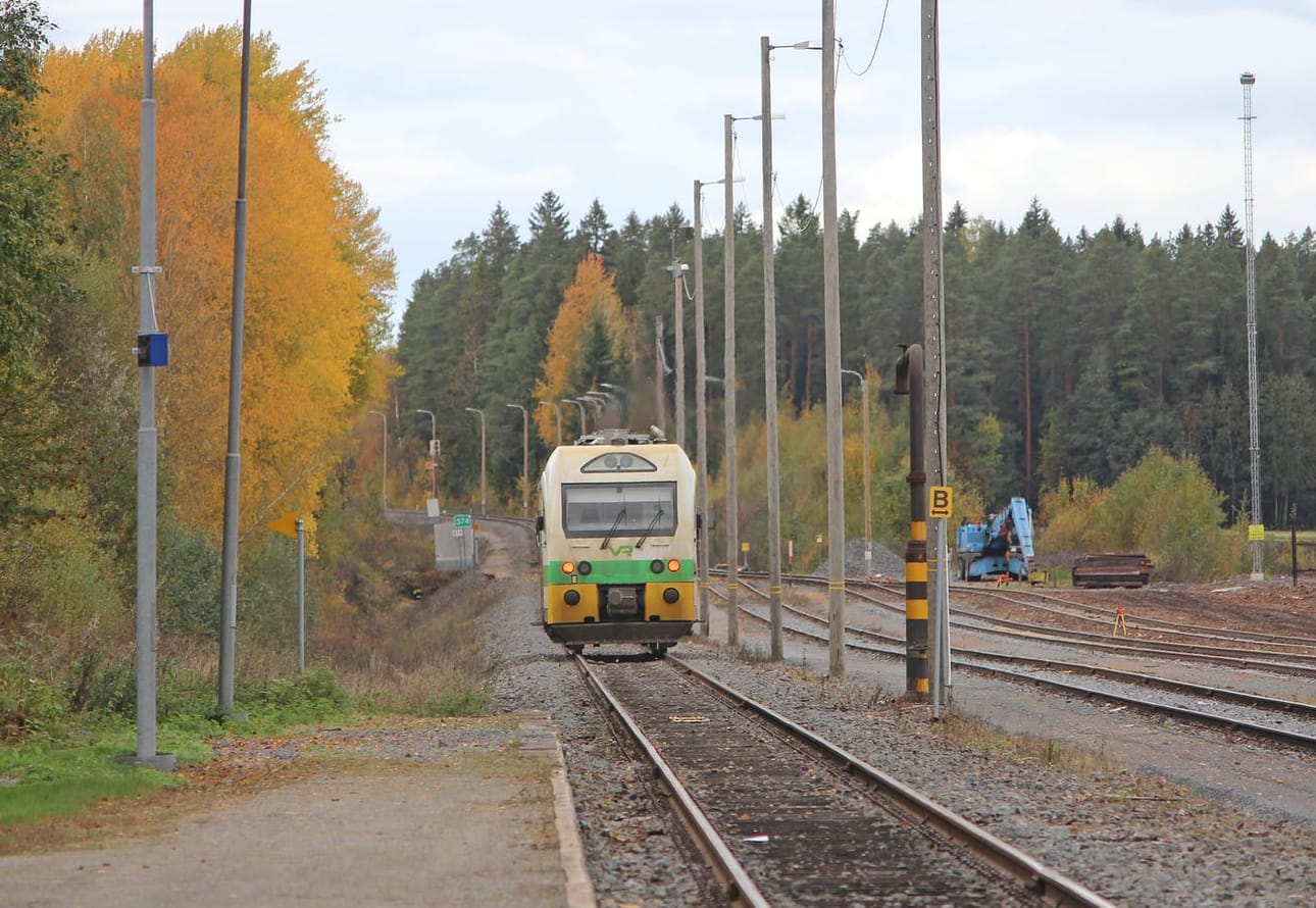 Kirjoittaja toivoo ahkeraa käyttöä eteläpohjalaisille tunnin junareiteille. Tässä arkistokuvassa matkaa tekee Haapamäen radan kiskobussi.