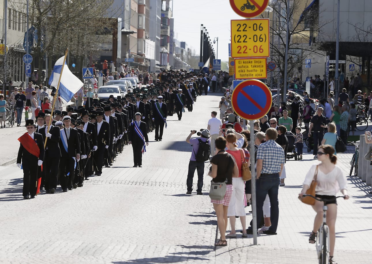 Sadat ihmiset seurasivat proomotiokulkuetta Oulun keskustassa.