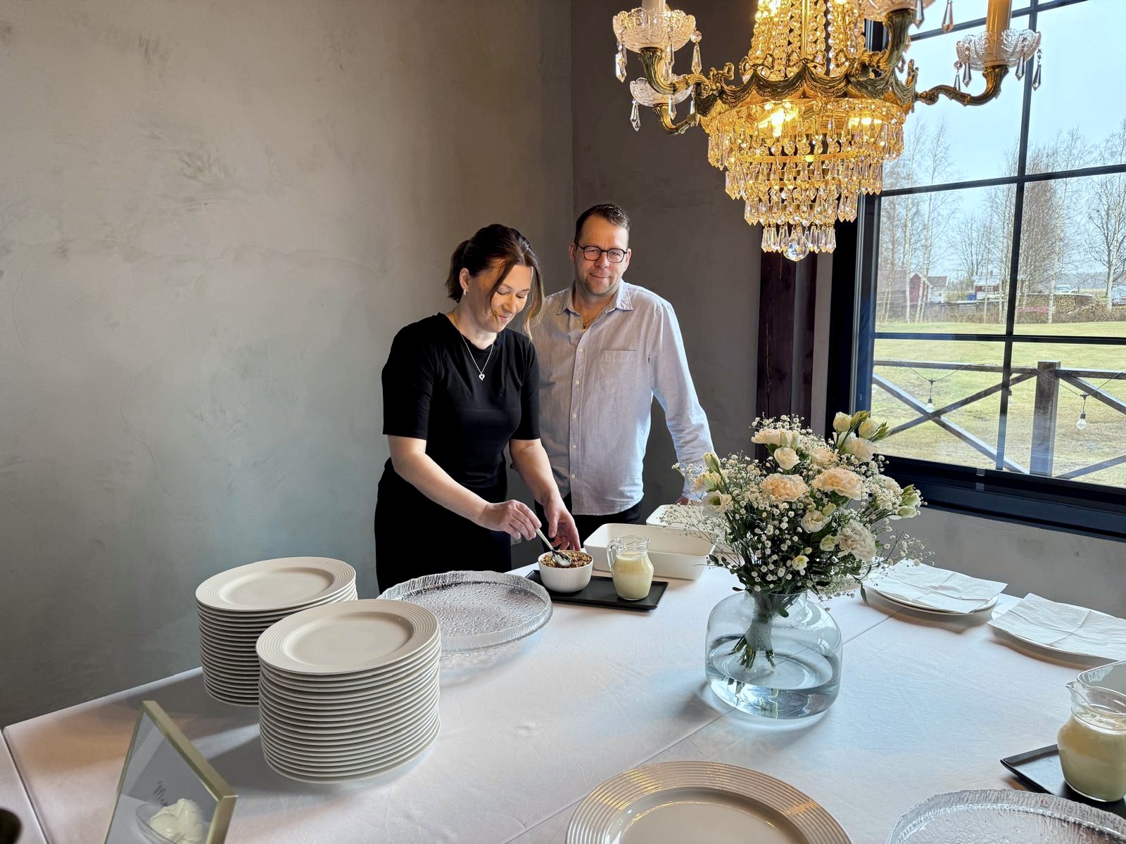 Entinen konehalli taipui juhlatilaksi – tyrnäväläisten Mari ja Janne Ojalan haaveena on laajentaa Juhlavillan toimintaa