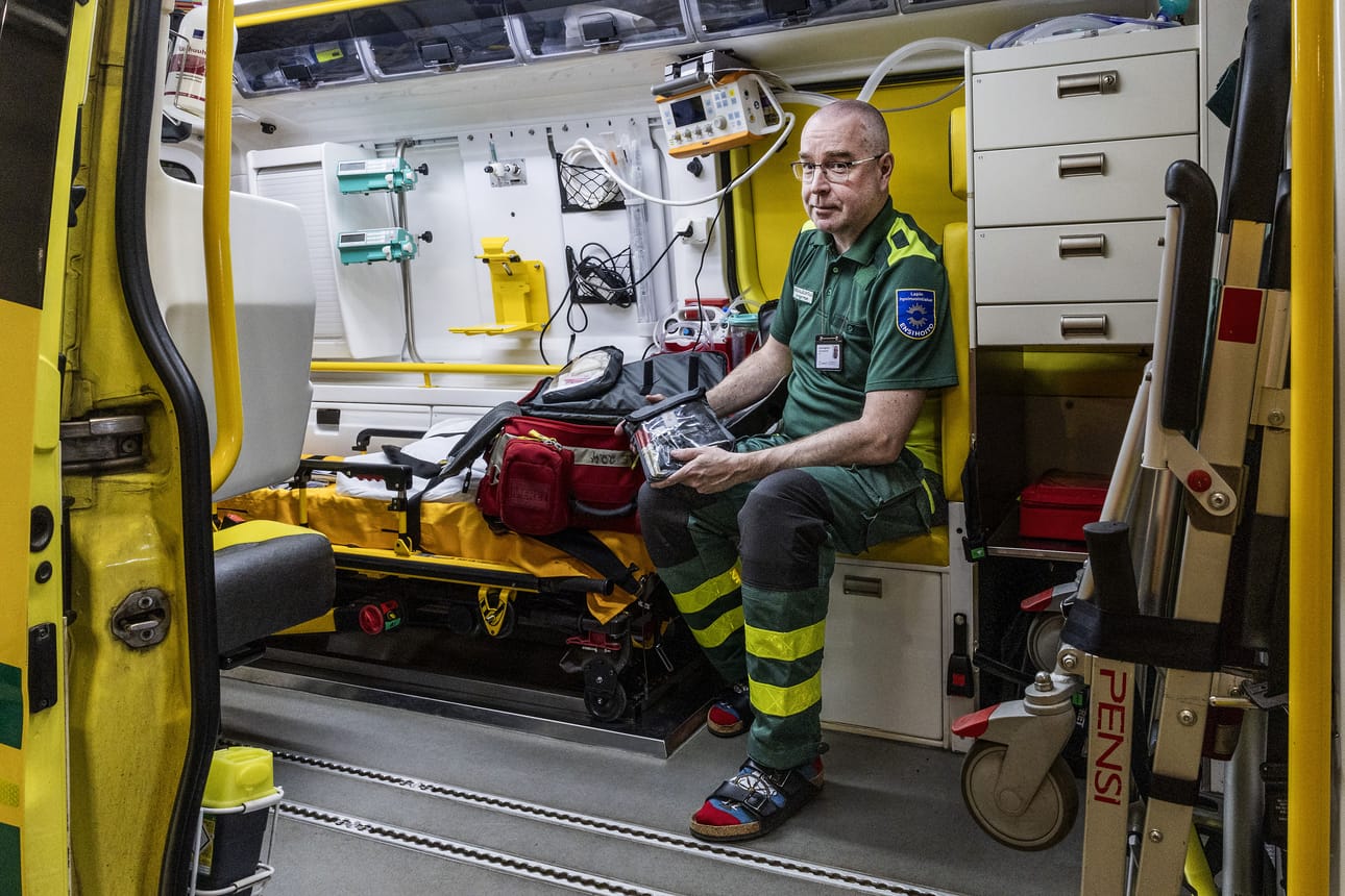 Ensihoitopalveluiden vastuualuejohtaja Jukka Angerman Lapin hyvinvointialueelta sanoo, että Lapin saama valtion raha ambulanssitoimintaan ei kata niitä menoja, mitä muun toiminnan supistaminen tuo tullessaan.