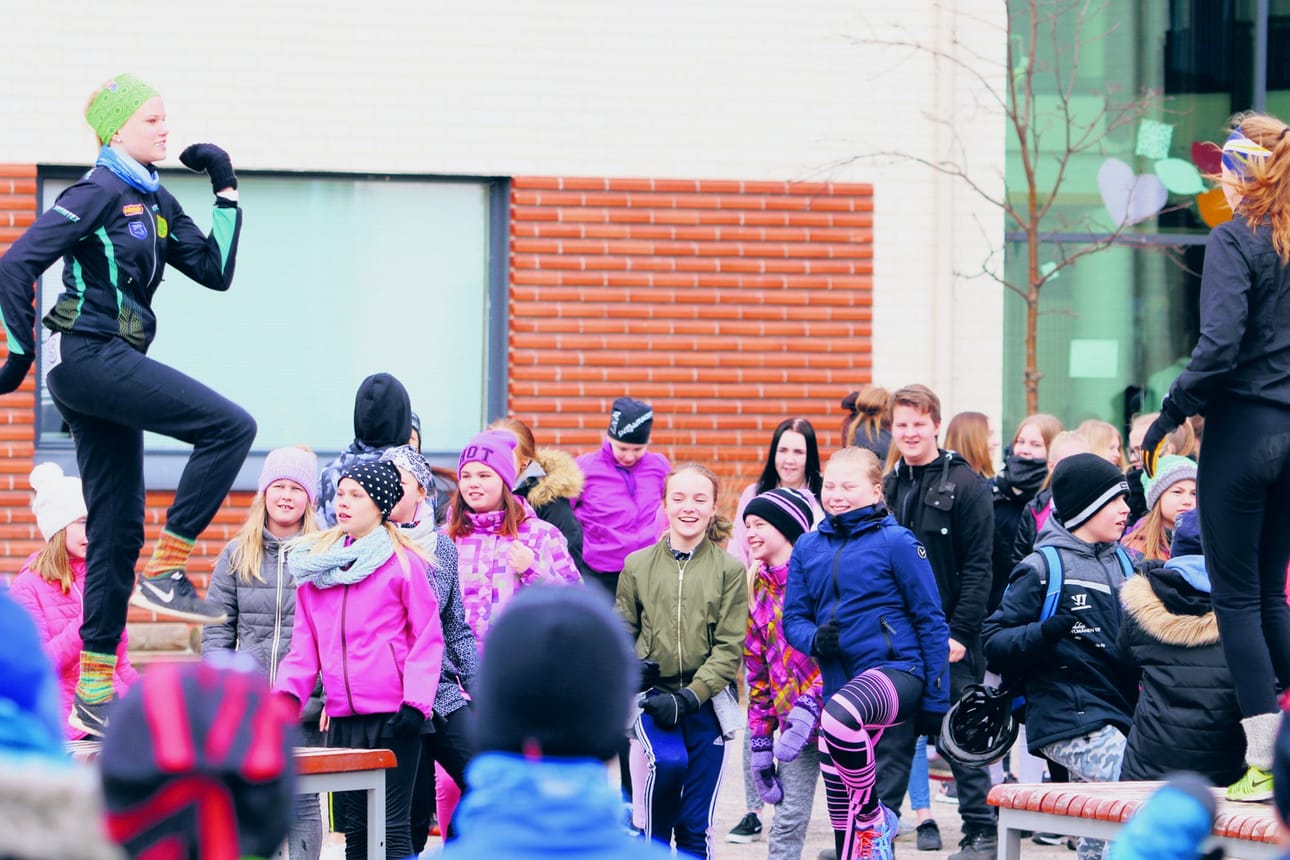 Ennen lenkille lähtöä Liminganlahden yhtenäiskoululla jumpattiin.