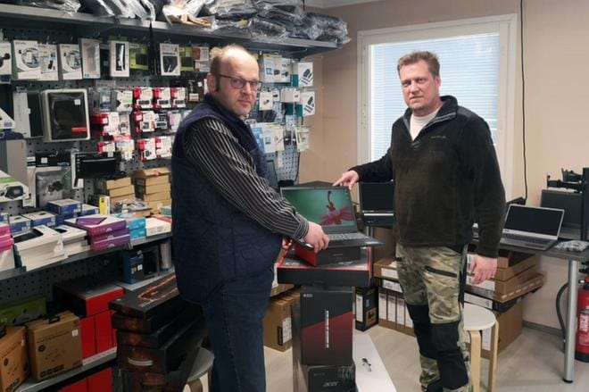 Jaakko Mäkinen ja Matias Peltonen toivovat, että lahjoituskoneilla pystytäään helpottamaan tukea tarvitsevien arkea. KUVA: MIKKO KAUSTINEN