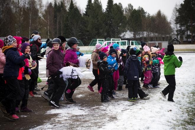 Koulujuoksuun sai pukea ylleen myös hauskoja asusteita. KUVAT: JARNO PELLINEN