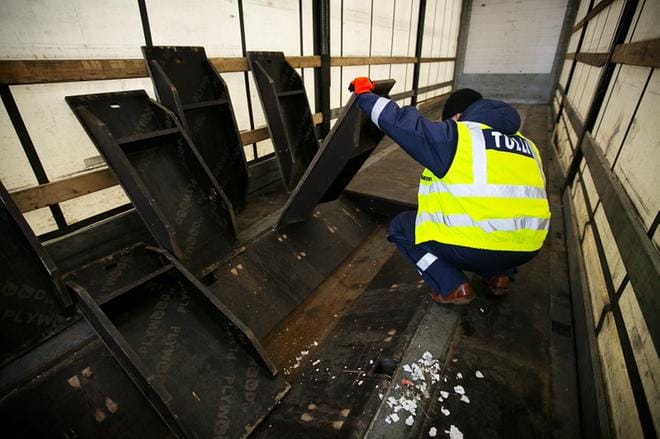 Tulli paljasti marraskuussa 2016 suuren, erittäin vaarallisiksi luokiteltujen huumausaineiden salakuljetusyrityksen Vaasan satamassa. Lautalla saapuneesta rekka-autosta löytyi tullitarkastuksessa 104 kiloa amfetamiinia ja kolme kiloa kokaiinia. Arkistokuva: Timo Annanpalo