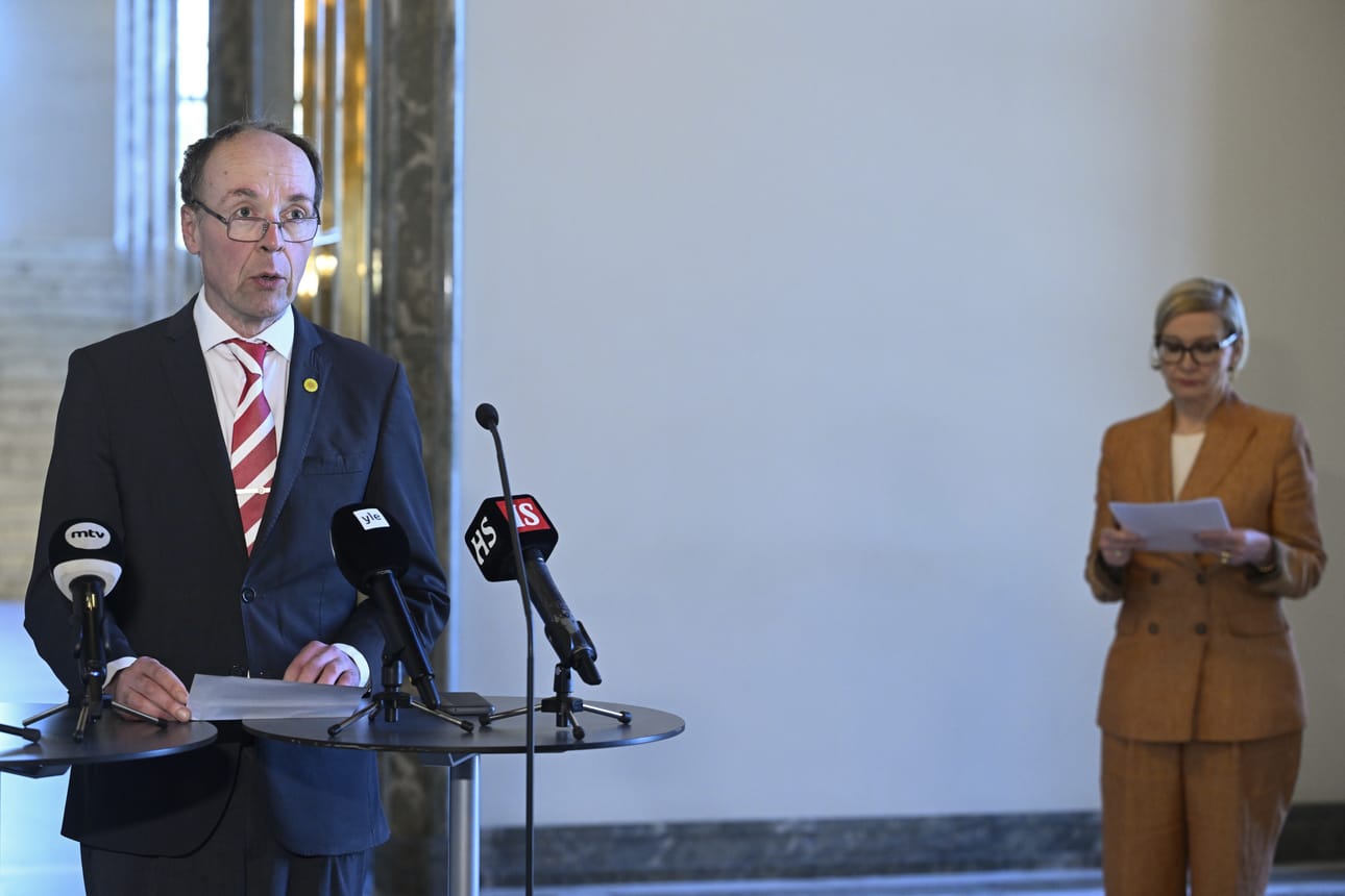 Eduskunnan puhemies Jussi Halla-aho vahvisti tiedot kansanedustajien kotiin tunkeutumisista tiedotustilaisuudessa torstaina.
