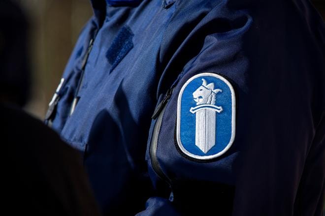 Ylikonstaapeli oli tarttunut puolisonsa ranteisiin ja olkapäihin sillä seurauksella, että naisen olkapäihin syntyi puristuksesta ruhjeita.