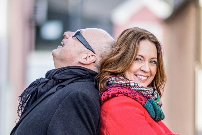Juontajapari Gert Wingårdh ja Pernilla Månsson Colt vie aiemmin tavattujen jo unelmakodissaan asuvien perheiden luokse. KUVA: Yle Kuvapalvelu