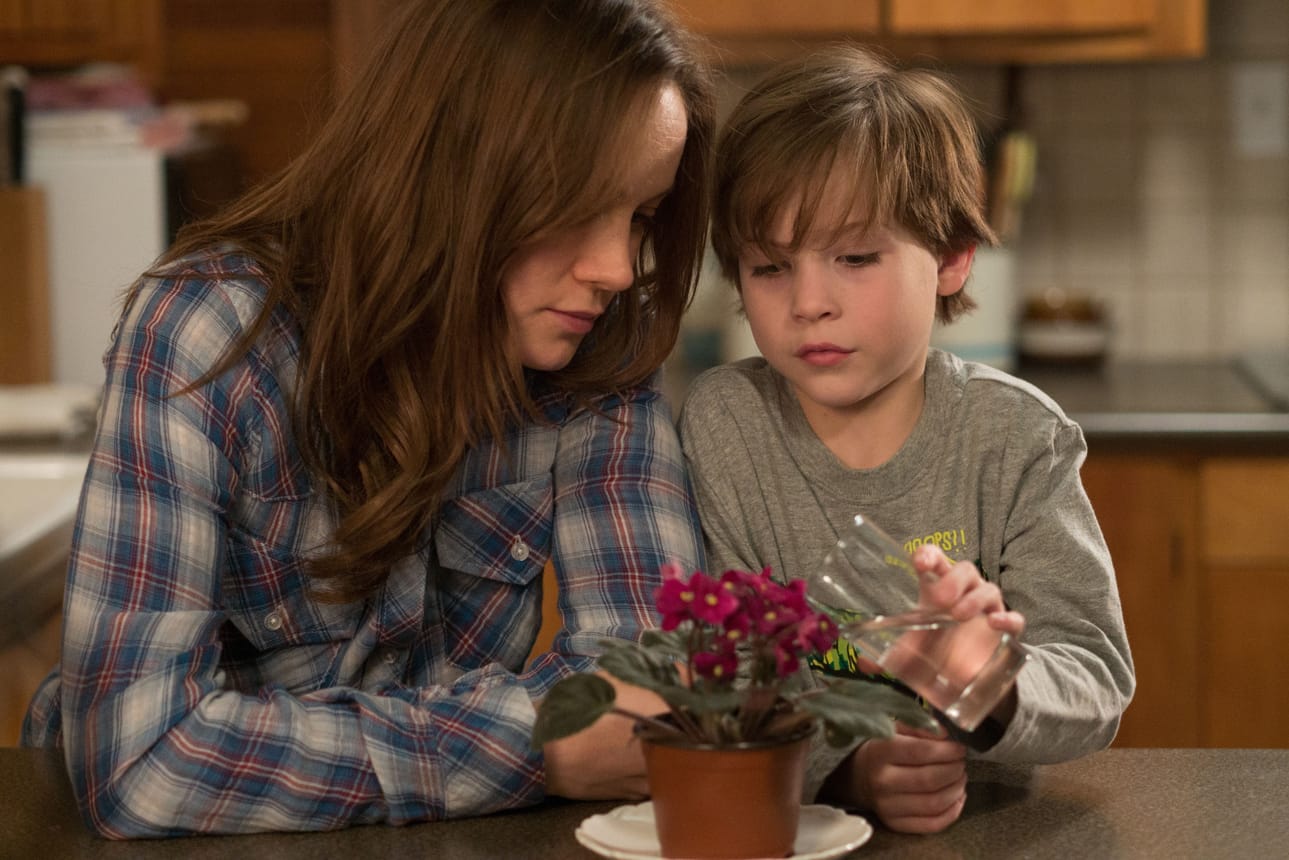 Brie Larson ja Jacob Tremblau ovat äiti ja poika Huone-romaaniin perustuvassa Roomissa.