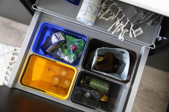 Jätteiden lajitteluun tarvitaan nykyisin yhä enemmän tilaa keittiössä. ARKISTOKUVA: HEIKKI WESTERGÅRD