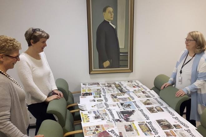 Paavolan koulun neljäsluokkalaiset laittoivat Järviseutu-lehden etusivut uusiksi. Valmiita töitä tutkivat Hanne Kivipelto, Saila Collander ja Sari Heinilä. KUVA: HANNELE SALMENAUTIO