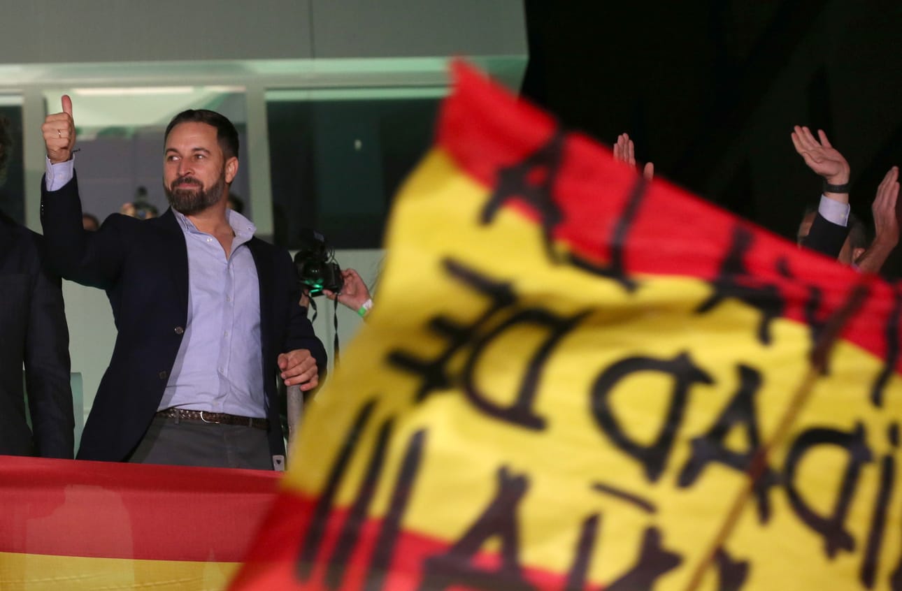 Voxin puheenjohtaja Santiago Abascal kannattaa isänmaallisia ja vanhoillisia arvoja Espanjassa. Kaikki eivät pidä siitä, sillä muistissa on oikeistodiktatuuri.