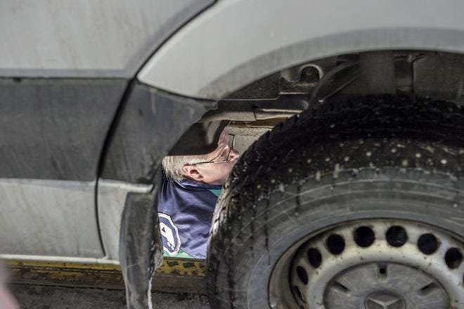 Katsastusmies Jari Forsström tutkii autoa Turun A-Katsastuksen toimipisteessä. Kuva: Jori Liimatainen