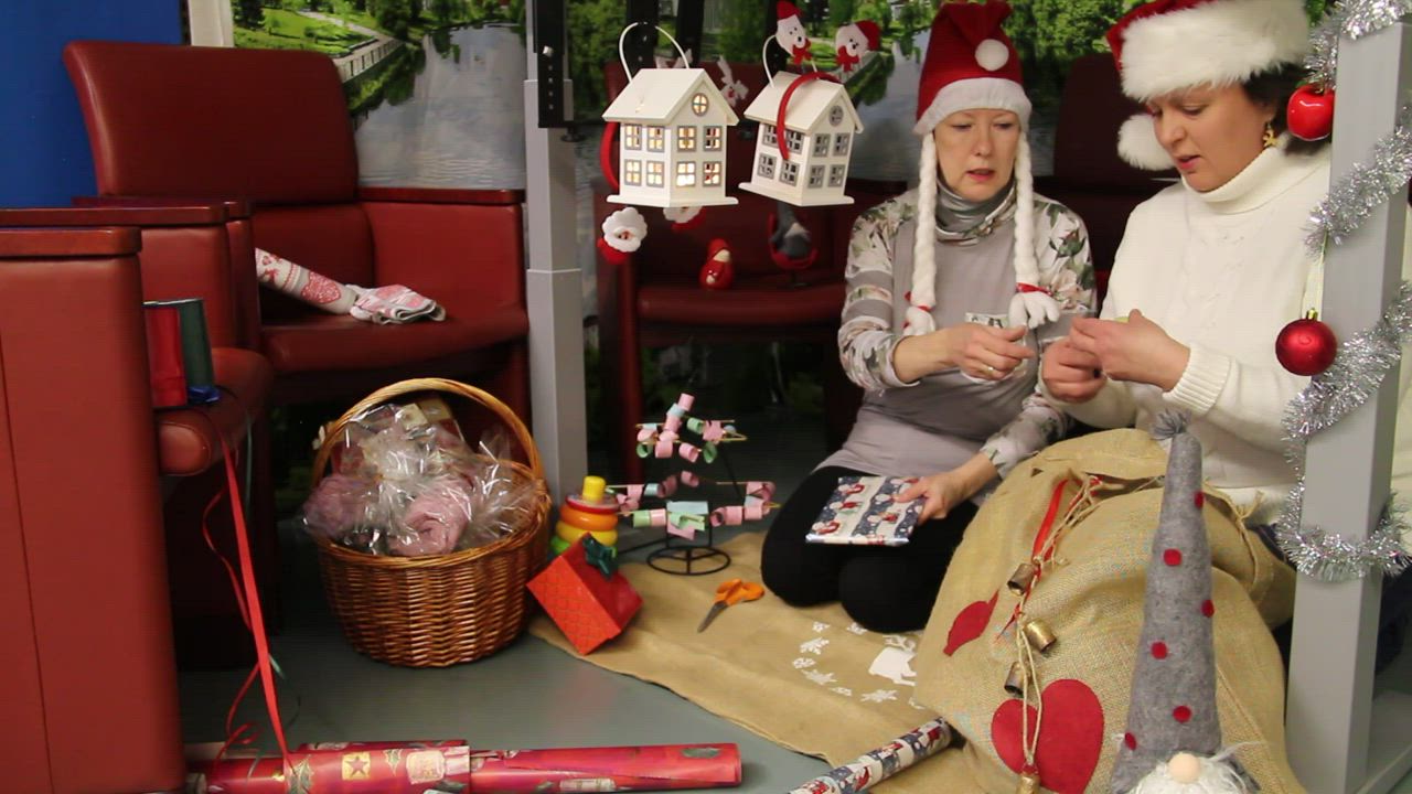 Kahen Kahavit 17.12.2021: Muistatko vielä, kenelle lähtevät kaupunginjohtajien tekemät joulukortit? Miksi toimituksen koristekuusessa on paperirinkuloita?