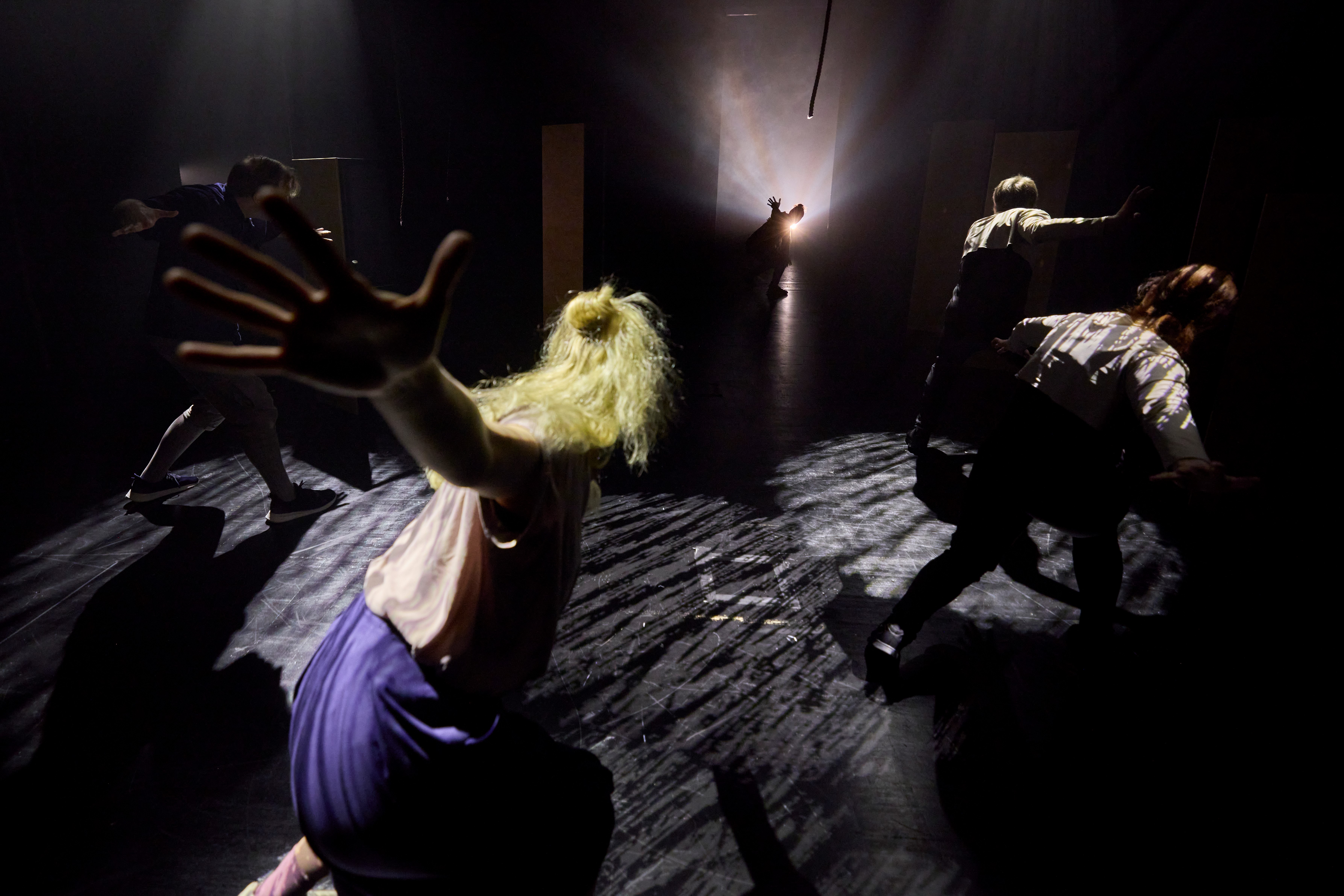 Perinteinen satu fyysisen teatterin ja tanssin keinoin
