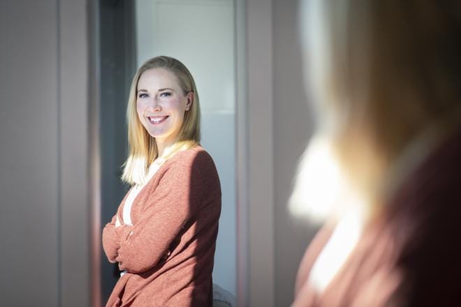 Mona Moisalasta tuli psykologian tohtori ja aivotutkija, vaikka hän sai hieman ennen ylioppilaskirjoituksia aivoinfarktin, jonka vaikutukset tuntuvat yhä. KUVA:
