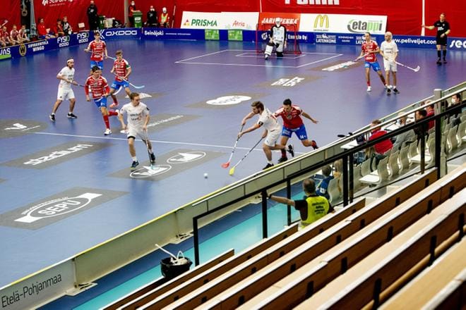 SPV:n ja Oilersin salibandyottelu pelattiin koronarajoitusten vuoksi ilman katsojia Seinäjoella. Oilersin Jesperi Lindfors ja SPV:n Sami Koski taistelivat tiukasti. KUVA: JAAKKO ELENIUS