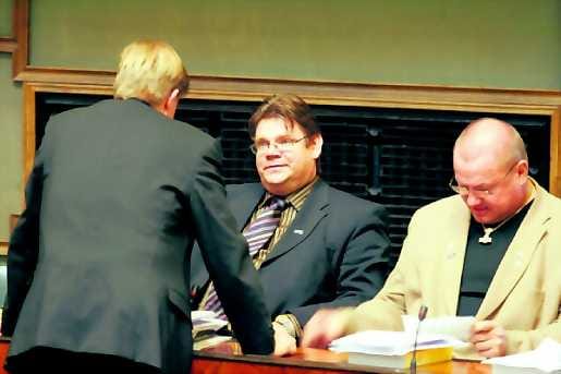 Kansanedustajat Timo Soini ja Tony Halme (oik.) eduskunnan kyselytunnilla.