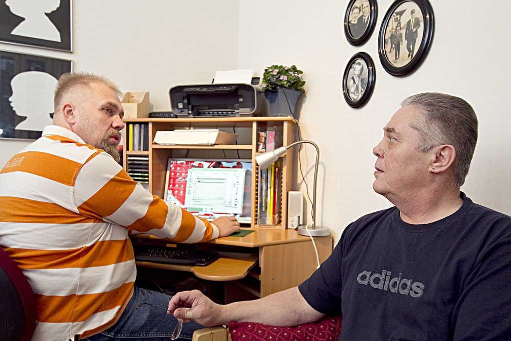 Digitalkkari Petri Ryökäs (vas.) löysi Reijo Rantalan tietokoneelta useita tietokonetta hidastavia ohjelmia. Rantala maksaa mielellään ammattilaisen avusta, jotta tietokone tulee kuntoon ja sen käyttöikä pitenee.