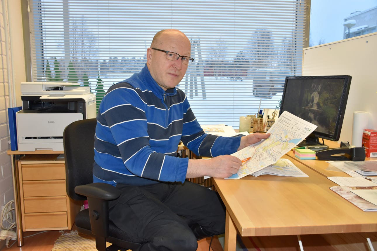 Suurin rahareikä hankkeessa on Pentik-mäeltä Kirikeskukseen johtavan reitin uudistaminen. Reittiä joudutaan noin kilometrin matkalta kuivattamaan ja pintarakennetta kovettamaan, teemapolun projektisuunnitelman laatinut Oiva Soudunsaari esittelee.