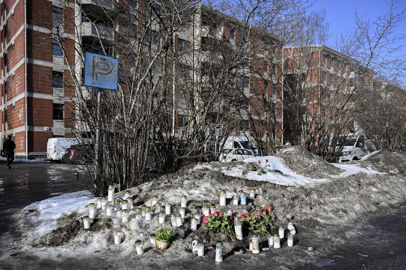 Palopaikan läheisyyteen on tuotu runsaasti kynttilöitä.