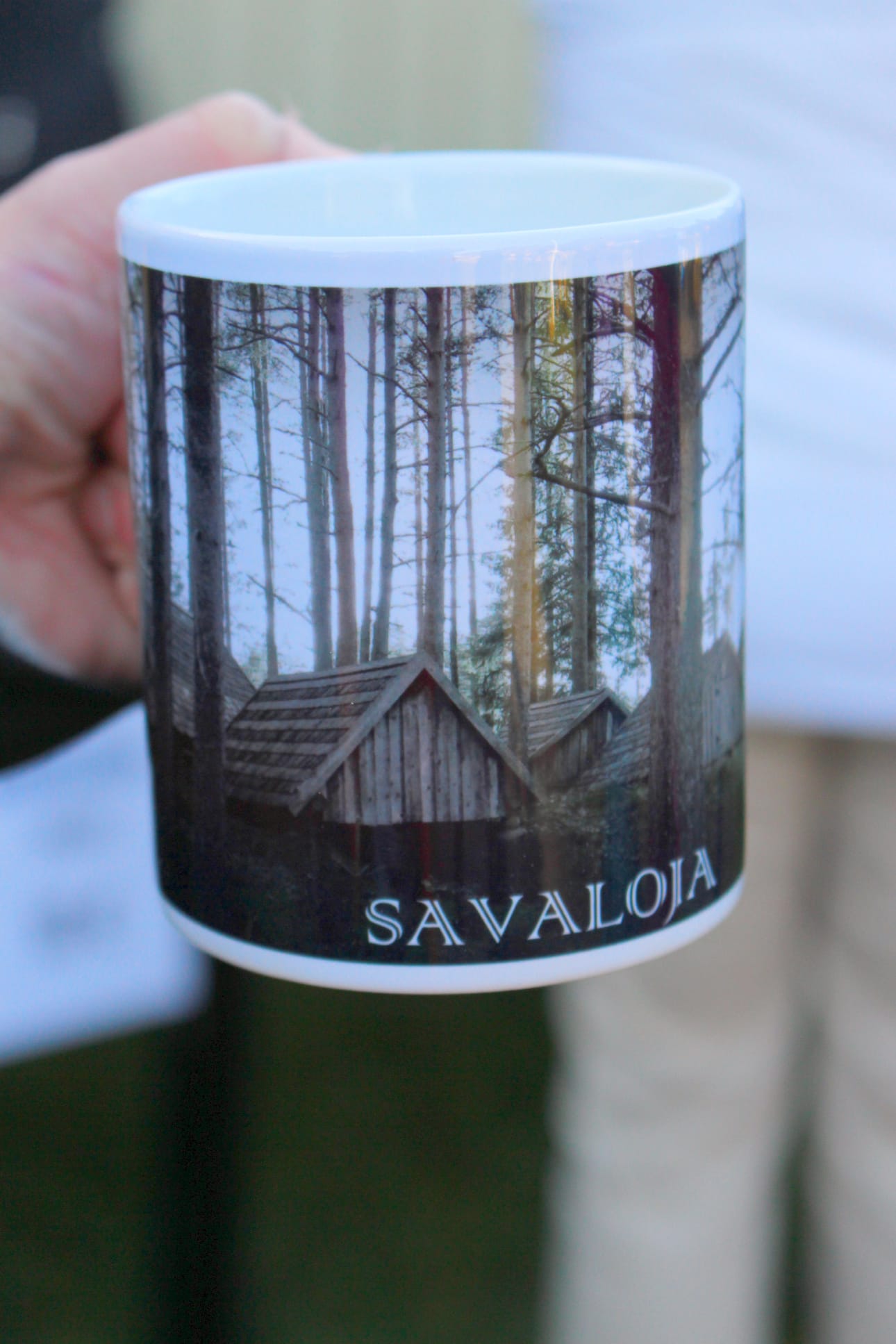 Savaloja-mukiin on ikuistettu valokuvana Savalojan kuoppakangas.