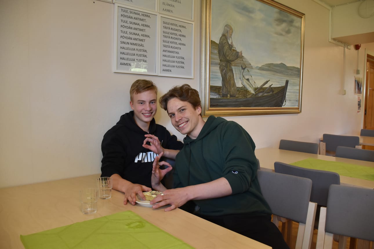 Vilho Palosaari ja Aleksi Iso-Möttönen löysivät kaveruutensa uudelleen rippileirillä. He kertovat, että ensimmäiset pari päivää meni totutellessa, sen jälkeen leirillä on ollut ihan mukavaa.