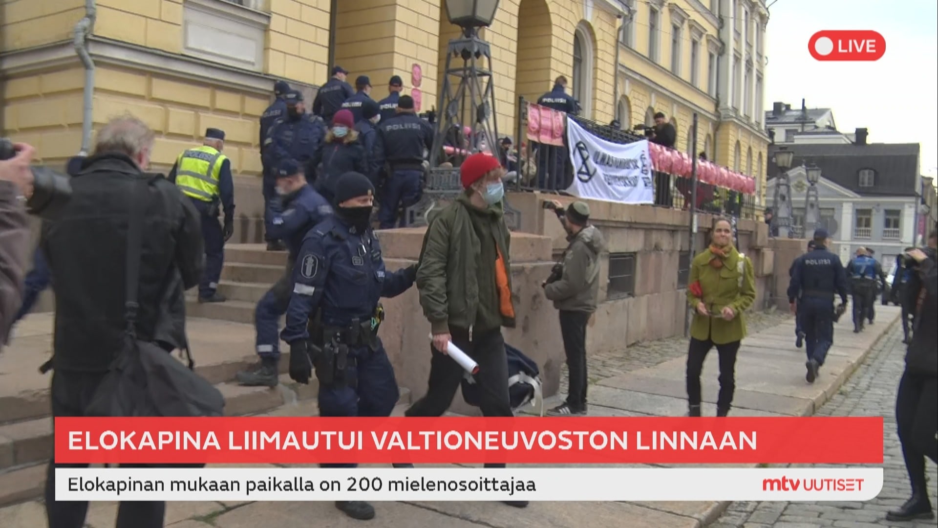 Elokapinan edustajat kerääntyivät Valtioneuvoston linnan portaille – poliisi alkoi siirtää mielenosoittajia pois
